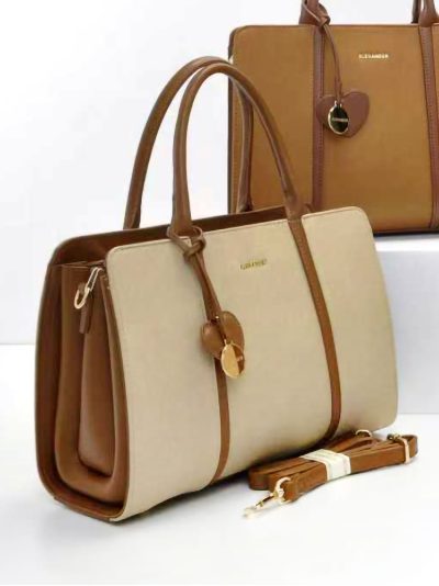 Bolso tote combinado con colgante corazón