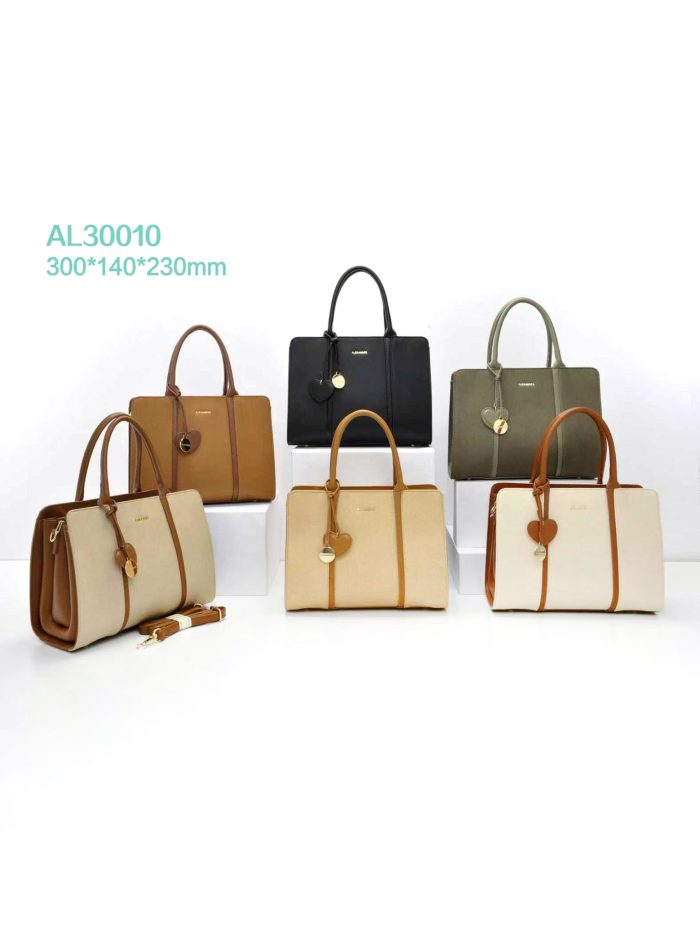 Bolso tote combinado con colgante corazón