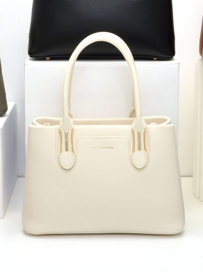 Bolso de mano con herrajes dorados