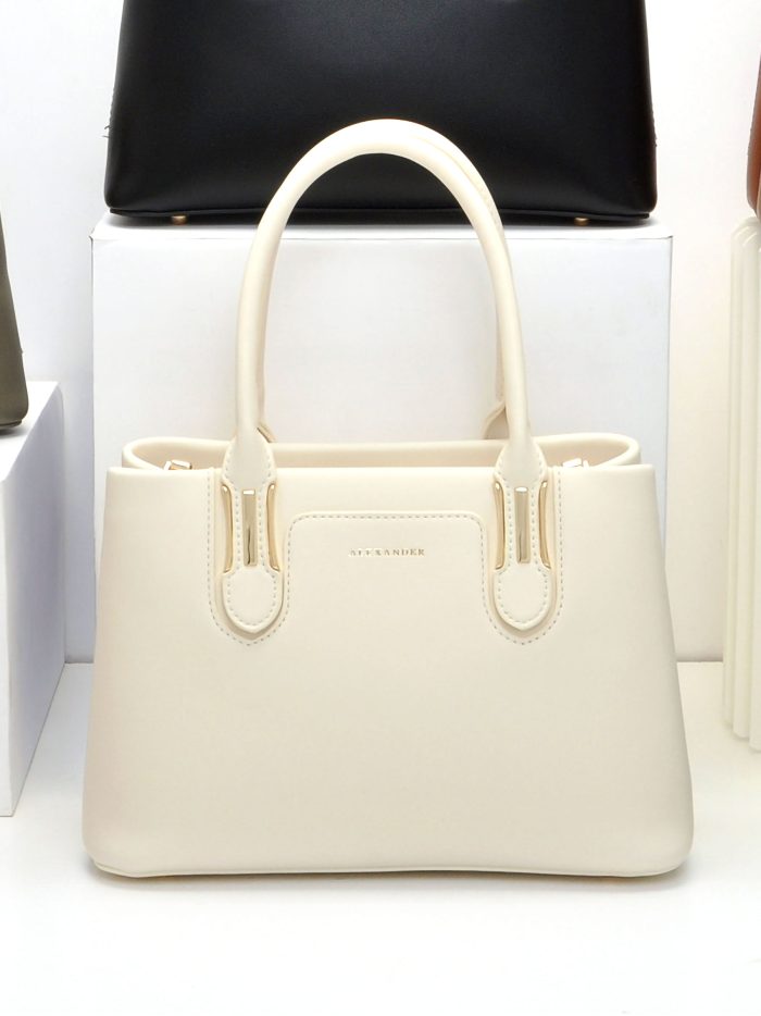 Bolso de mano con herrajes dorados