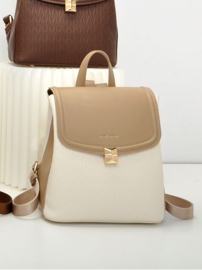 Mochila con solapa y cierre dorado