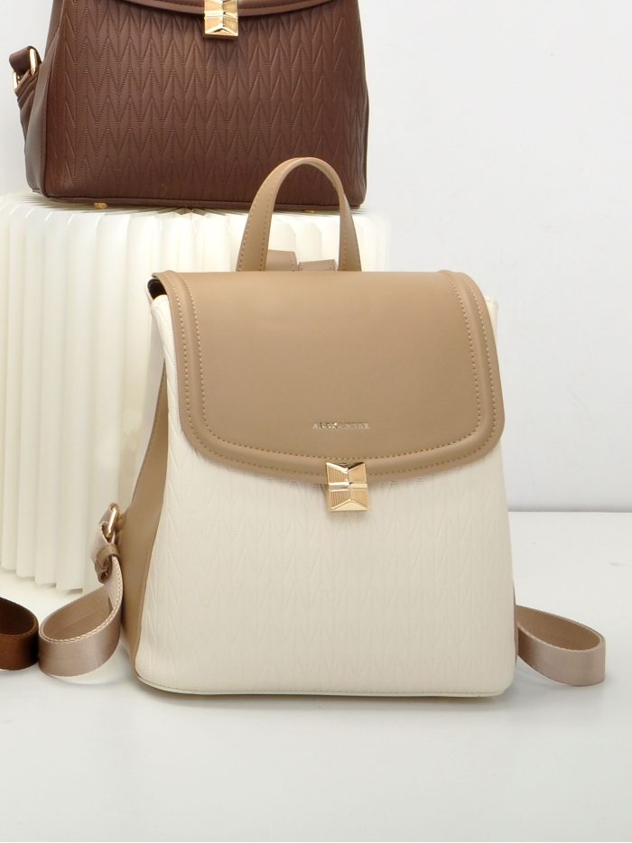 Mochila con solapa y cierre dorado