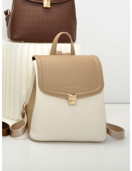 Mochila con solapa y cierre dorado