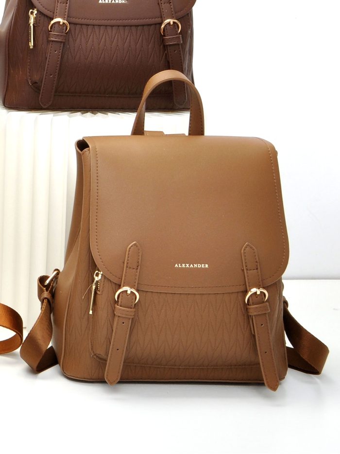 Mochila con solapa y correas decorativas