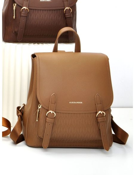 Mochila con solapa y correas decorativas