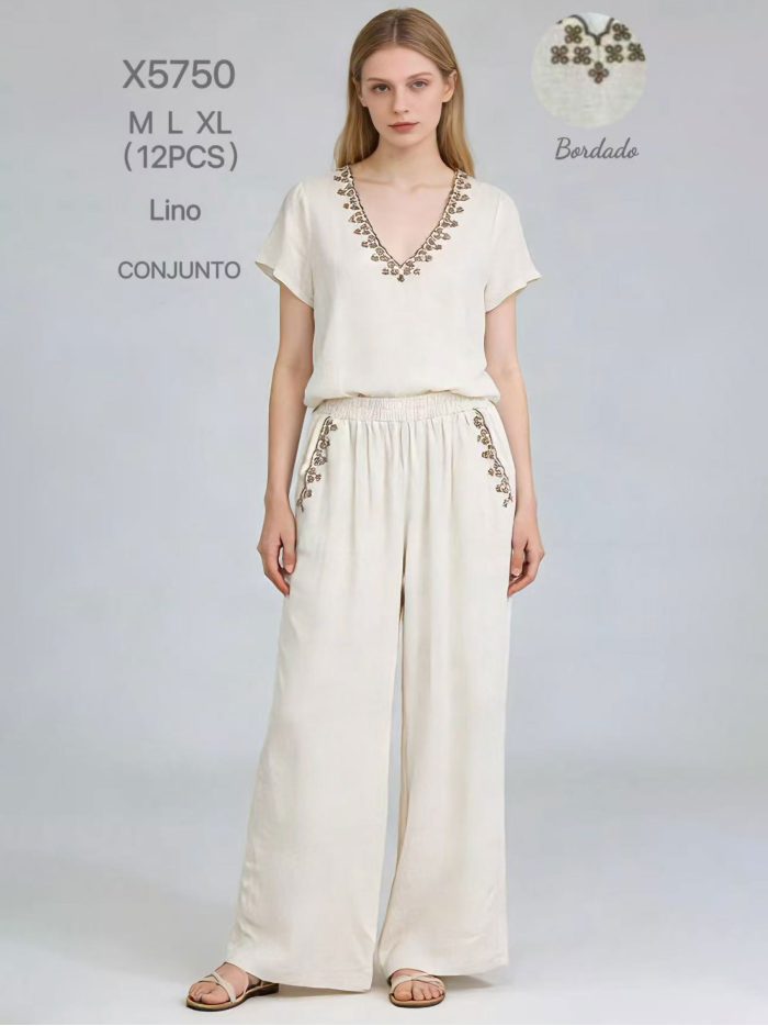 Besticktes Set in Leinenoptik: Bluse mit V-Ausschnitt und Hose