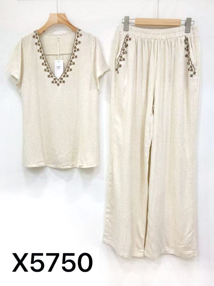 Besticktes Set in Leinenoptik: Bluse mit V-Ausschnitt und Hose