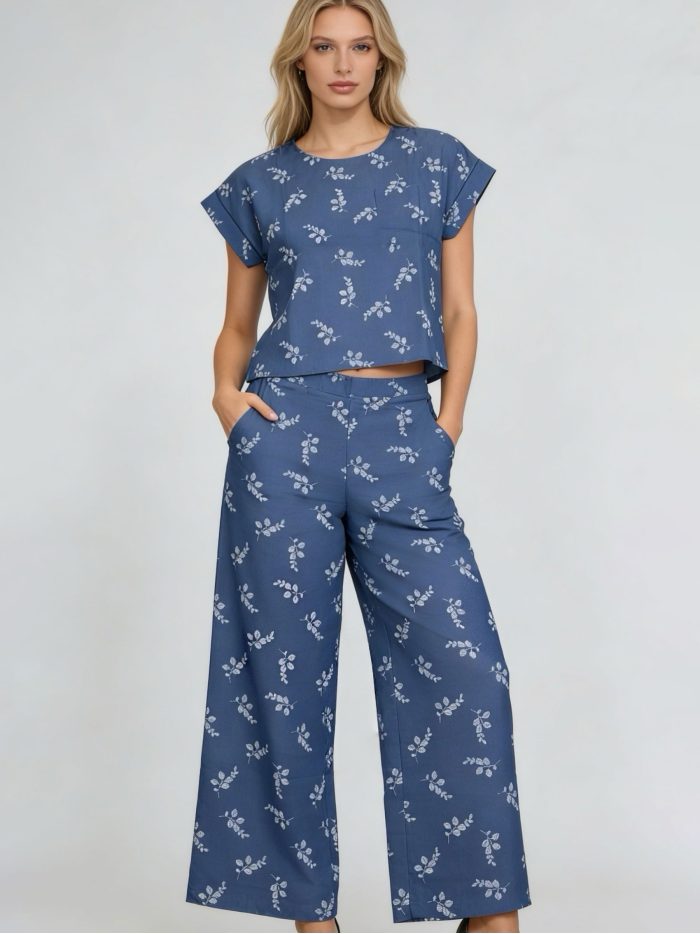 Completo con stampa a foglie: camicetta e pantaloni