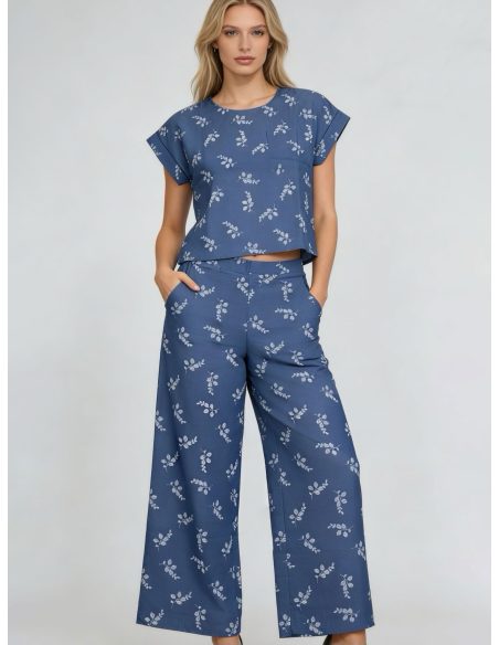 Completo con stampa a foglie: camicetta e pantaloni