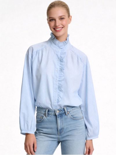 Camisa de algodón con cuello alto y volante