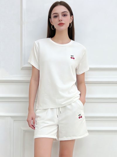 Completo ricamato con ciliegie: maglietta e pantaloncini