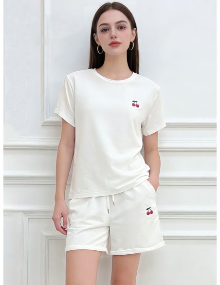Conjunto bordado con cerezas: camiseta y pantalón corto