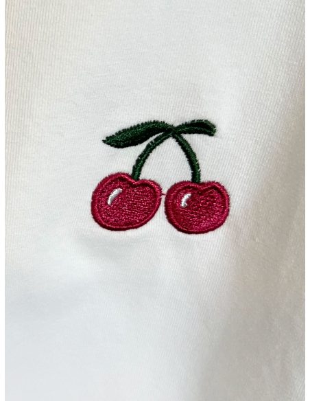 Conjunto bordado con cerezas: camiseta y pantalón corto