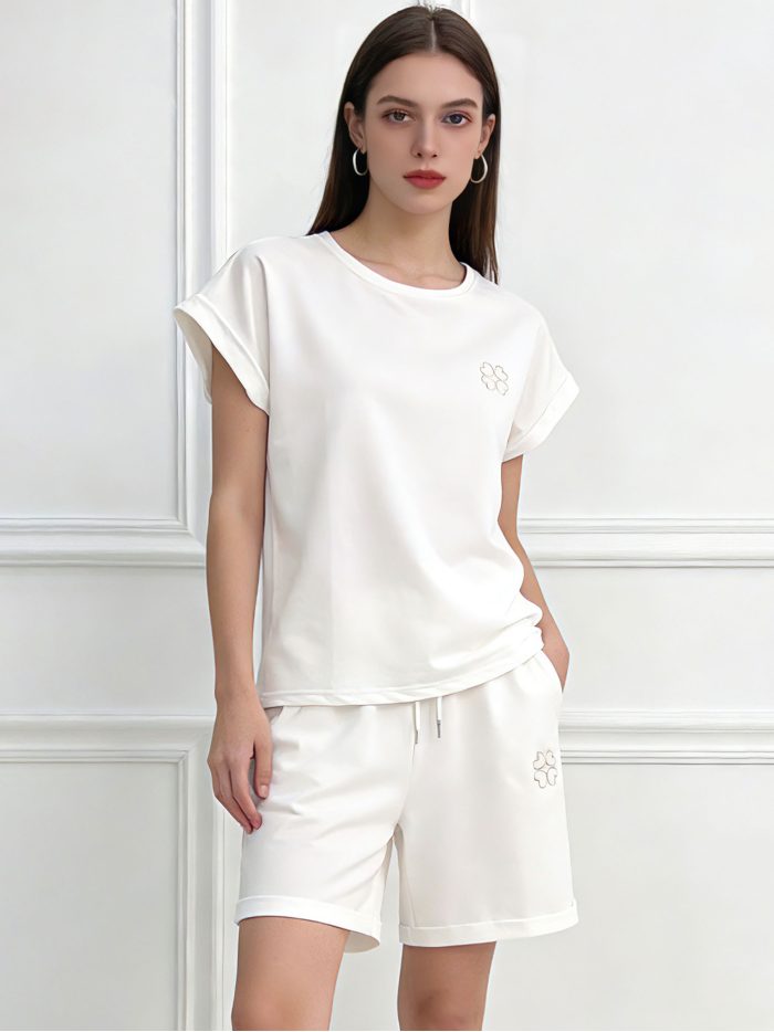 Set mit Kleeblattstickerei: T-Shirt und Shorts