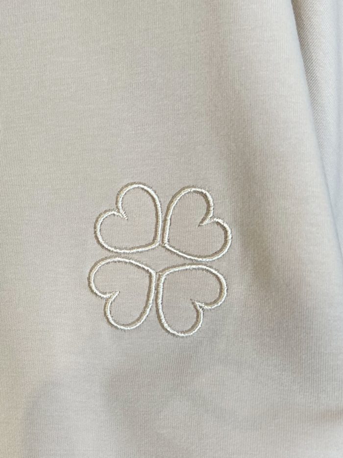 Set mit Kleeblattstickerei: T-Shirt und Shorts