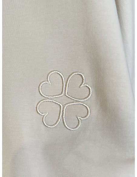 Set mit Kleeblattstickerei: T-Shirt und Shorts