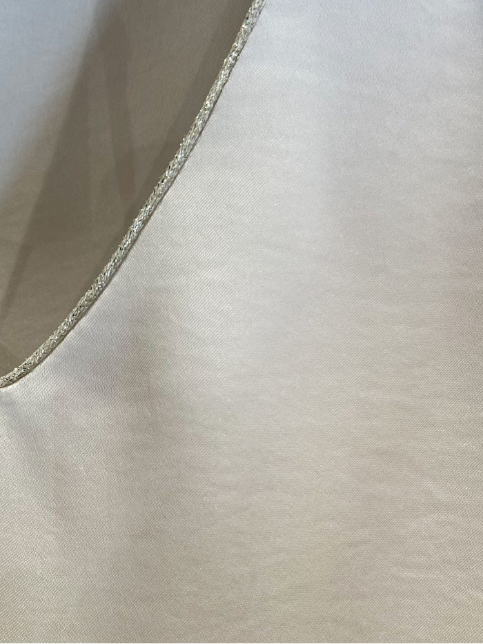 Blusa satinada cuello pico