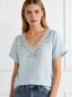 Blusa bordada efecto lino cuello pico