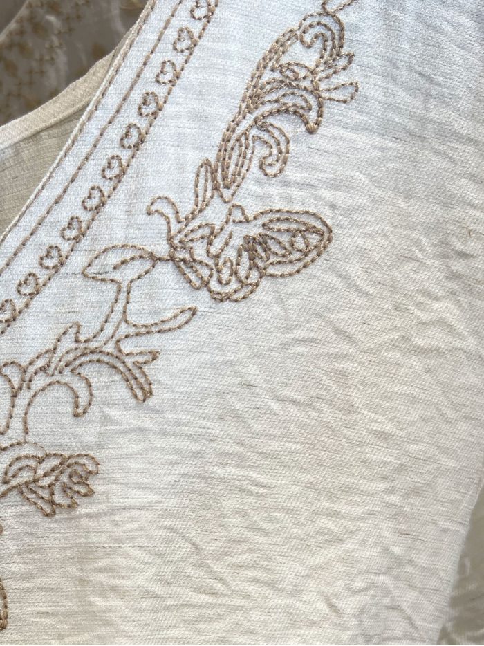 Blusa bordada efecto lino cuello pico