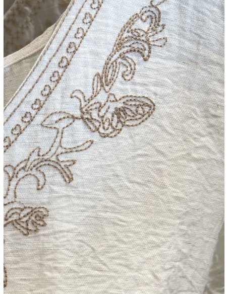 Blusa bordada efecto lino cuello pico
