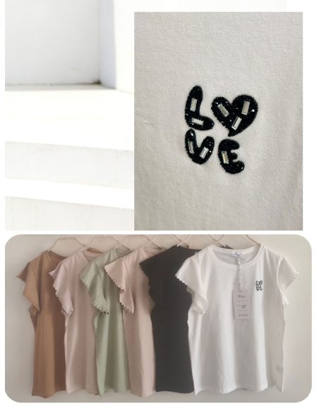 Camiseta mangas volante y bordado 'Love'