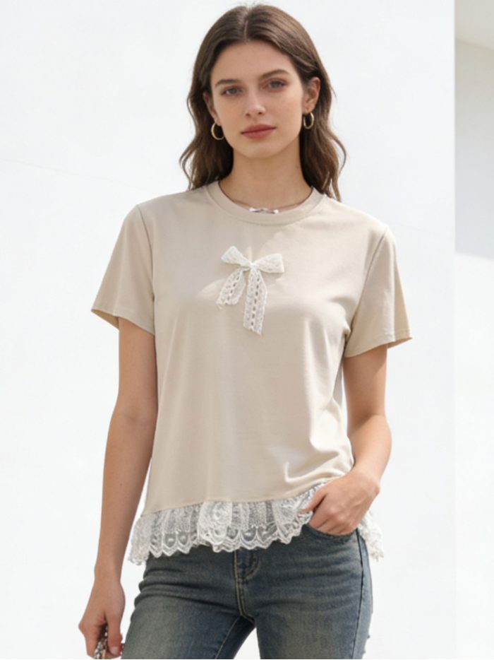 T-shirt à ourlet en dentelle et nœud