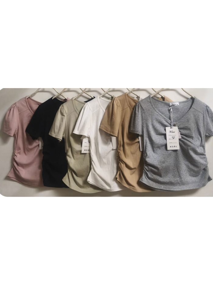 T-Shirt mit V-Ausschnitt und gerafften Knöpfen