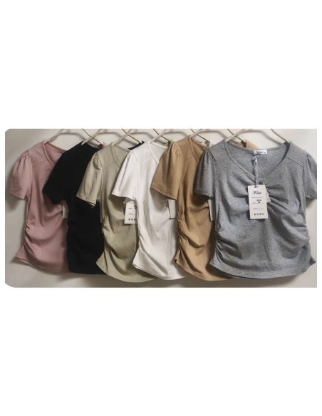 T-Shirt mit V-Ausschnitt und gerafften Knöpfen