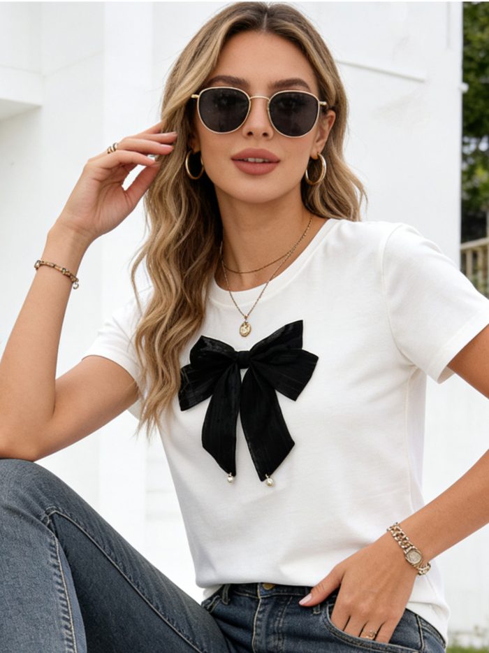 Camiseta com laço e pérolas