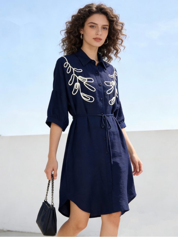 kontrastfarbenes, besticktes Hemdkleid