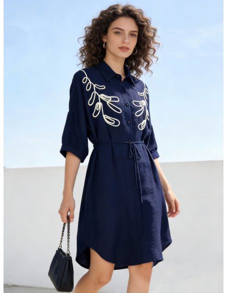 kontrastfarbenes, besticktes Hemdkleid