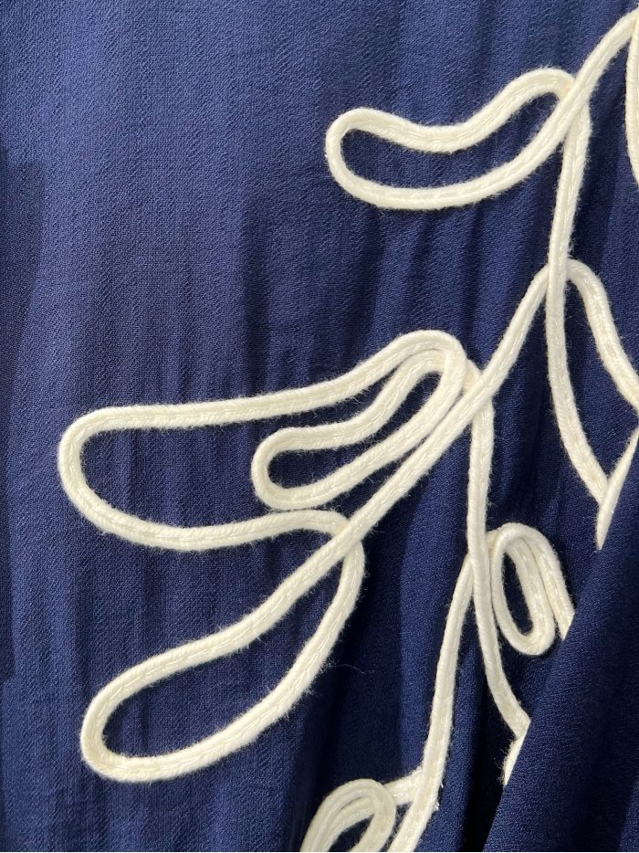 kontrastfarbenes, besticktes Hemdkleid