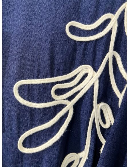 kontrastfarbenes, besticktes Hemdkleid