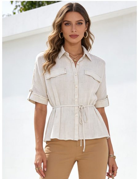 Camisa, cinto e bolsos falsos.