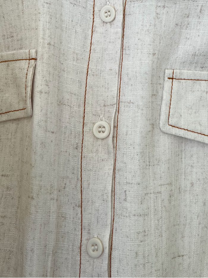 Camisa, cinto e bolsos falsos.