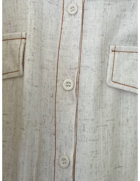 Camisa, cinto e bolsos falsos.