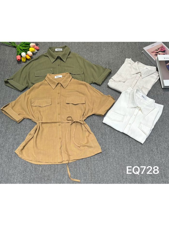 Camisa, cinto e bolsos falsos.