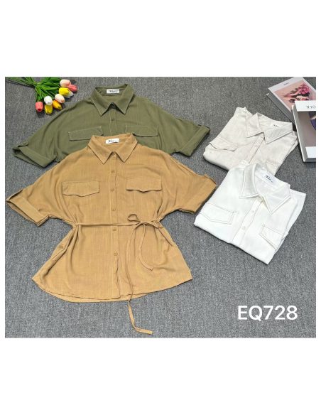 Camisa, cinto e bolsos falsos.