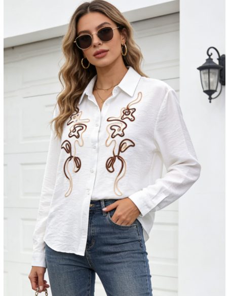 Besticktes Hemd mit erhabenem Muster und Knöpfen