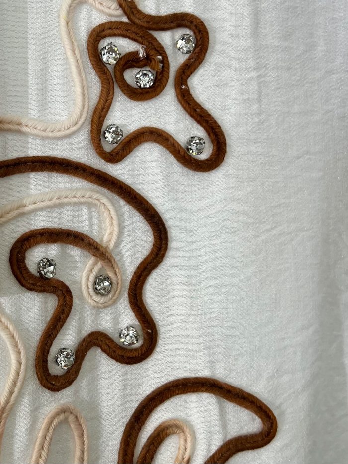 Besticktes Hemd mit erhabenem Muster und Knöpfen