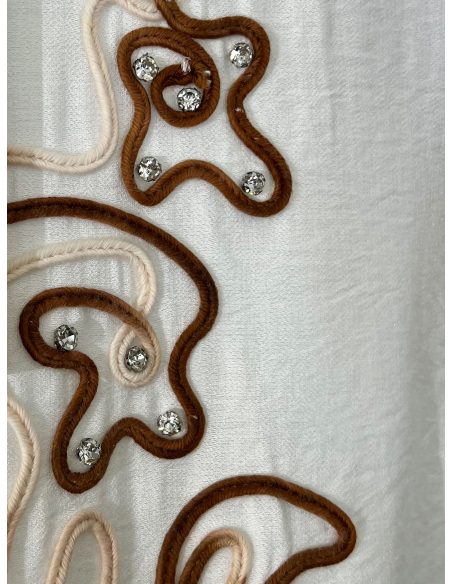 Besticktes Hemd mit erhabenem Muster und Knöpfen