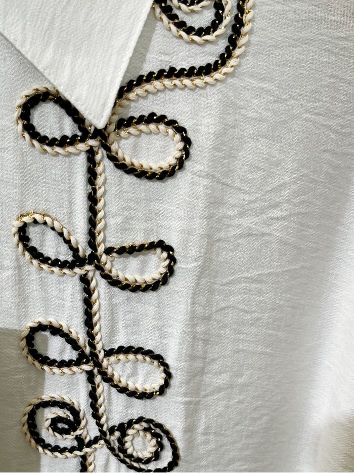 Camisa bordada de hojas