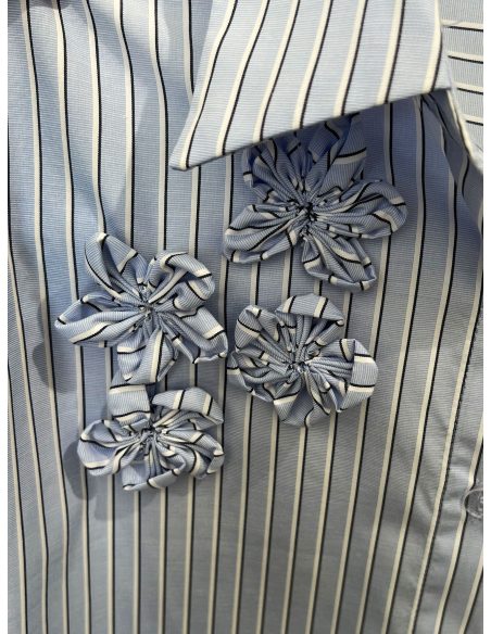 Camisa rayas con aplique floral