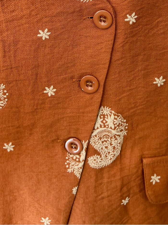 Conjunto estampado paisley: chaleco y pantalón