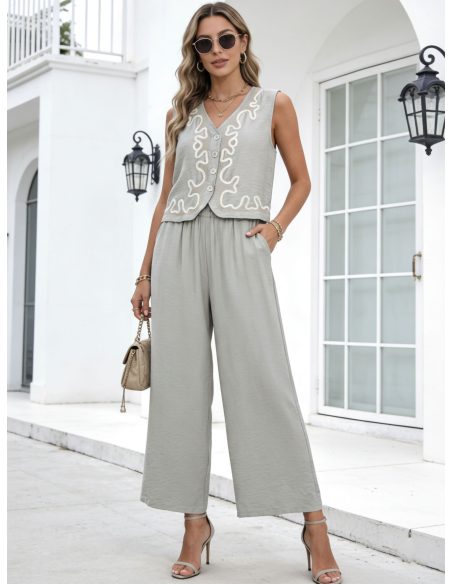 Conjunto bordado: chaleco con pasamanería y pantalón