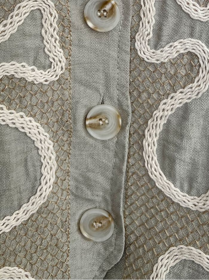 Conjunto bordado: chaleco con pasamanería y pantalón