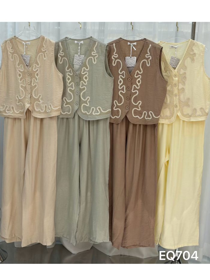 Conjunto bordado: chaleco con pasamanería y pantalón