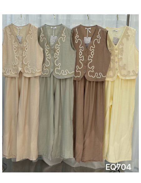 Conjunto bordado: chaleco con pasamanería y pantalón