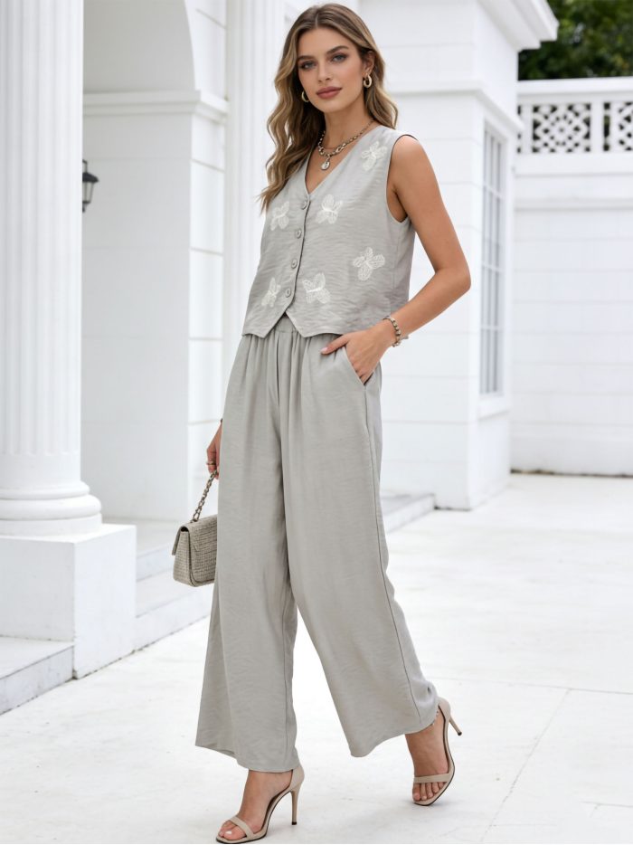 Conjunto bordados con mariposa: chaleco y pantalón