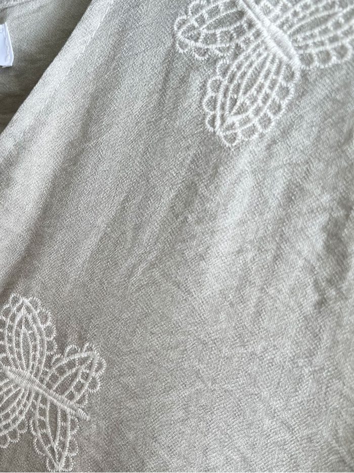 Conjunto bordados con mariposa: chaleco y pantalón